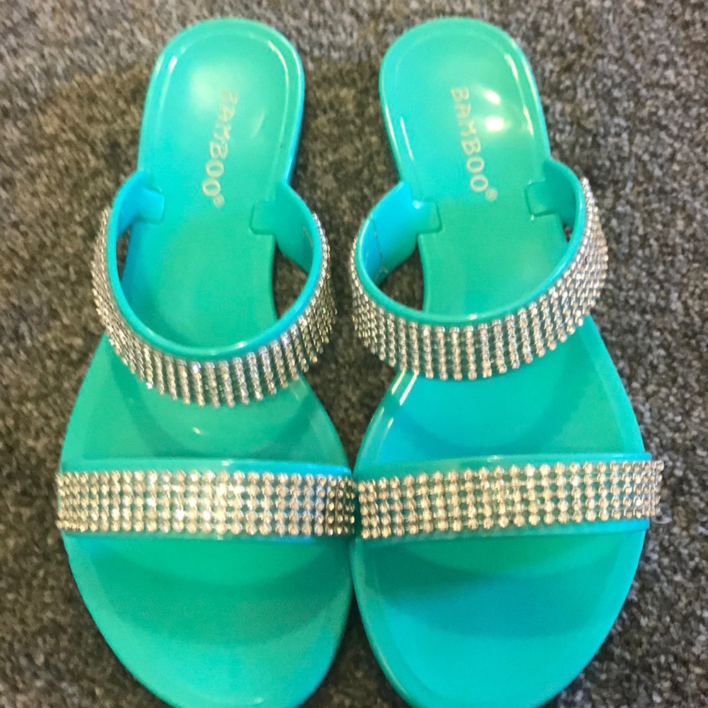 Blinded out sandals😍